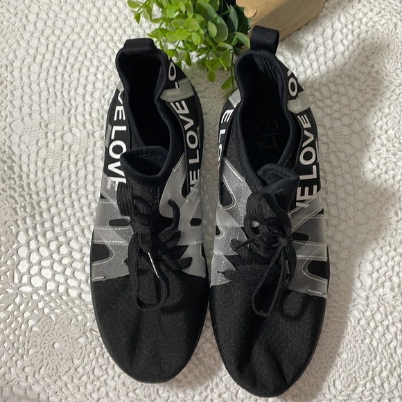 Ladies LOVE ❤️ walking shoe in ladies 8 US - Picture 3 of 8